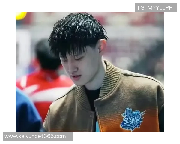 曾凡博突破遭遇压力险些失误及时回传队友化解危机